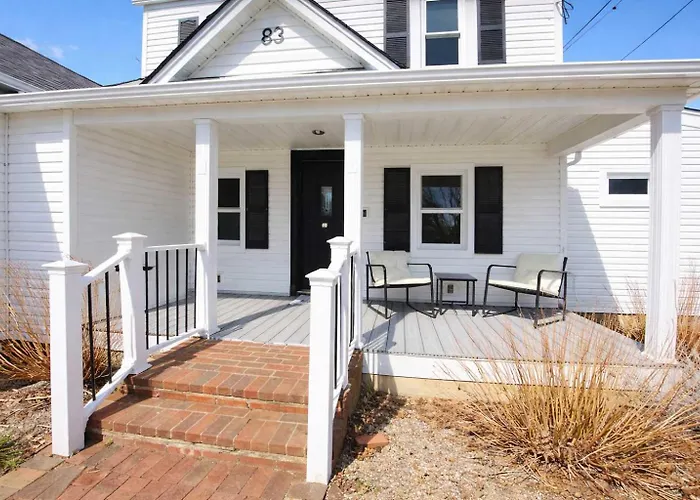 Spacious Beach House For 12 - 10-Min Walk To Beach - Family-Friendly Coastal Retreat